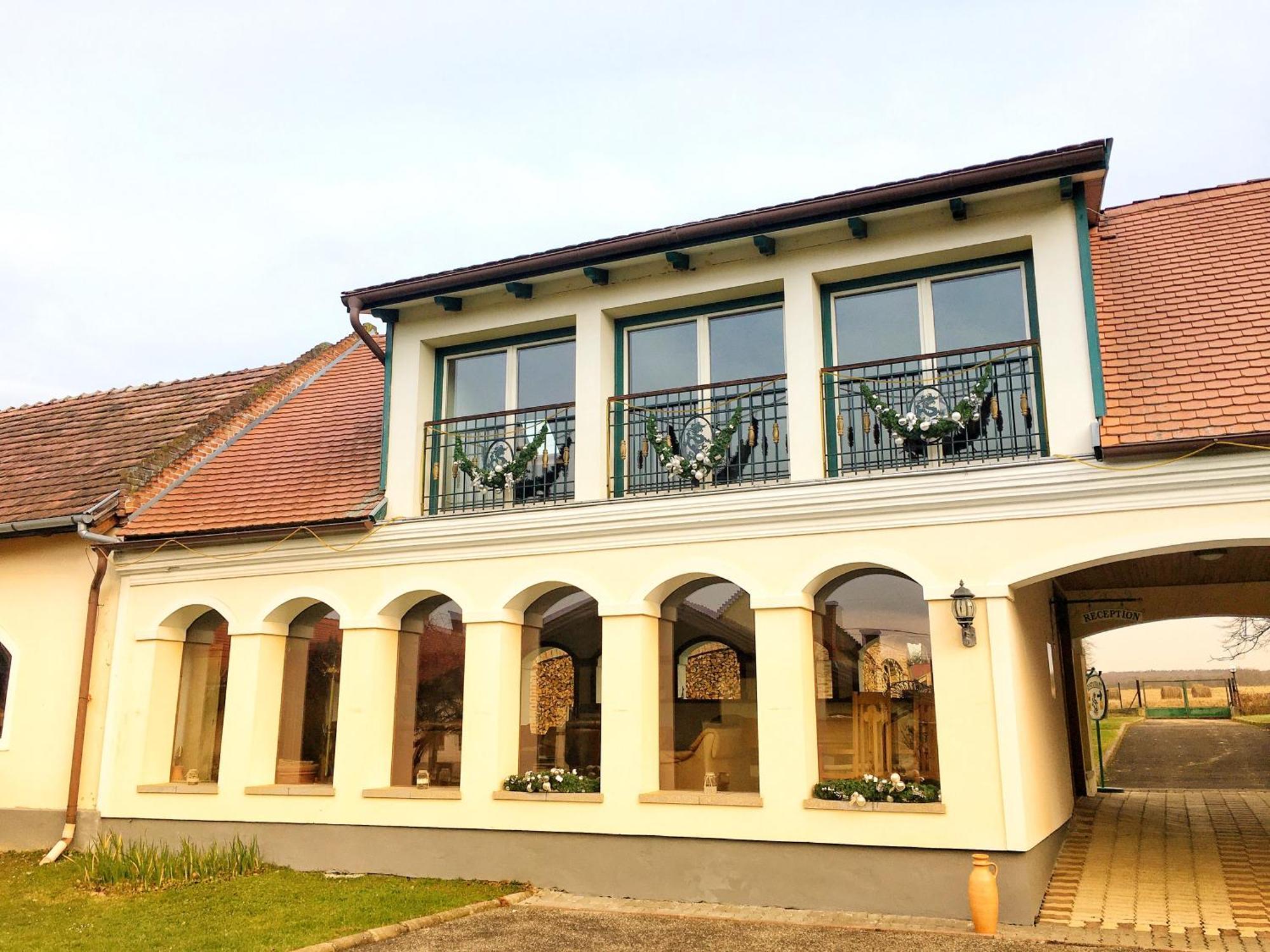 Ginti Panzio, Orseg Hotel Magyarszombatfa Exterior photo