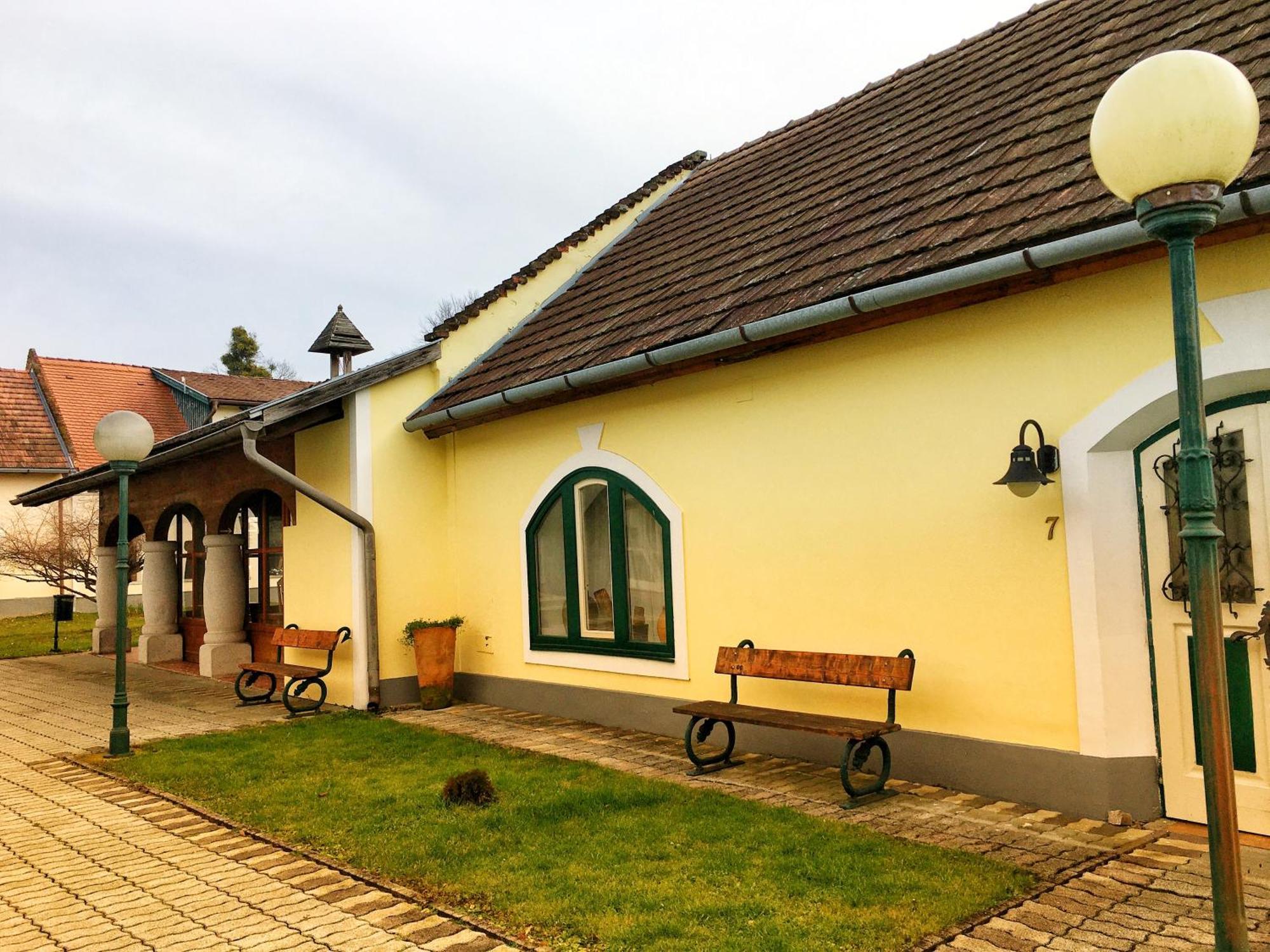 Ginti Panzio, Orseg Hotel Magyarszombatfa Exterior photo